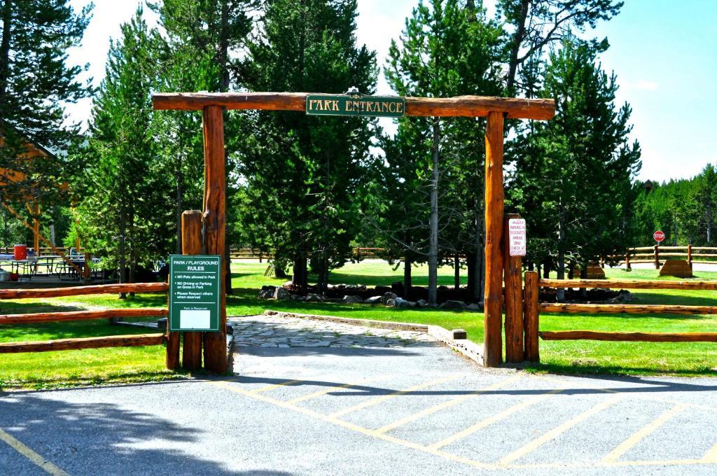 Sawtelle Mountain Resort Island Park Bagian luar foto